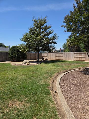 757 Redwood Lane, Lemoore, CA 93245