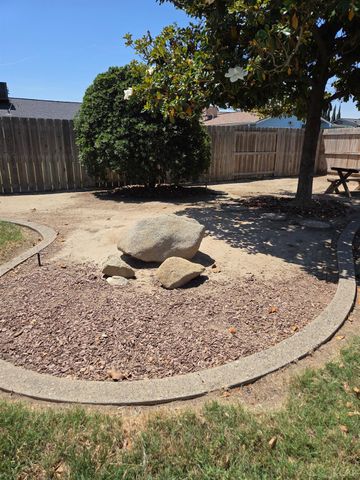757 Redwood Lane, Lemoore, CA 93245
