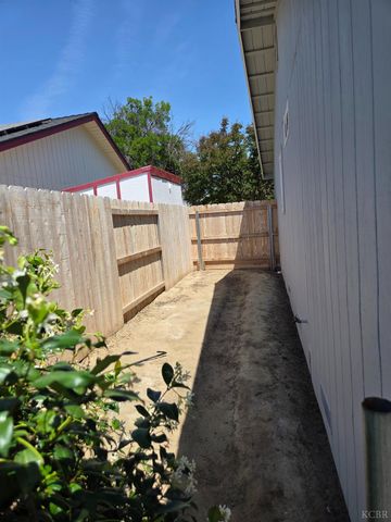757 Redwood Lane, Lemoore, CA 93245
