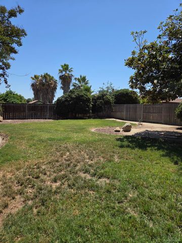 757 Redwood Lane, Lemoore, CA 93245