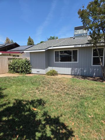 757 Redwood Lane, Lemoore, CA 93245
