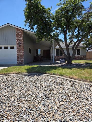 757 Redwood Lane, Lemoore, CA 93245