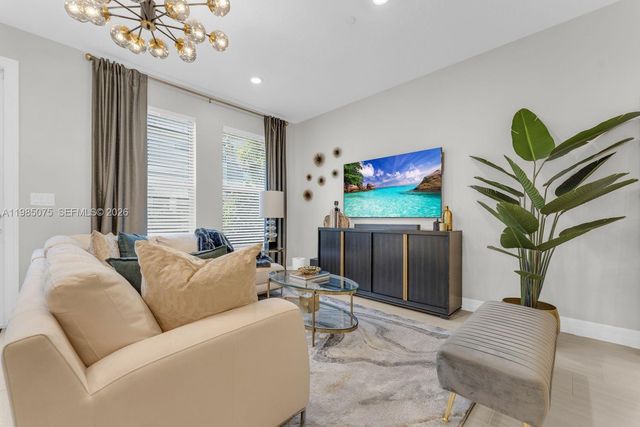 8351 NW 7th Ct, Plantation, FL 33324