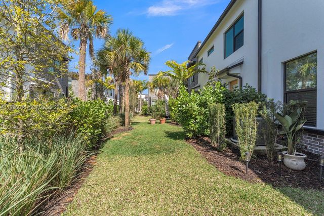 8351 NW 7th Ct, Plantation, FL 33324