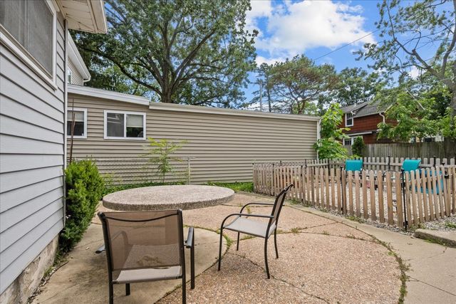 2490 Green Bay Road, Highland Park, IL 60035