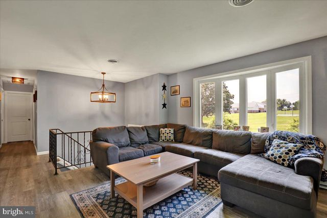 73 SLEEPY HOLLOW RD, Lititz, PA 17543