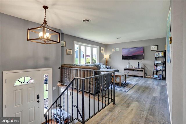 73 SLEEPY HOLLOW RD, Lititz, PA 17543
