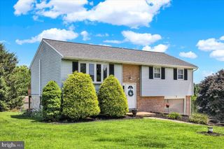73 SLEEPY HOLLOW RD, Lititz, PA 17543