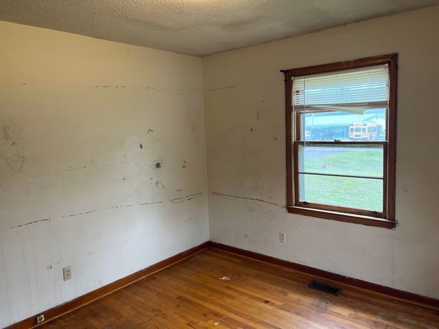 908 Martin Luther King Dr., Andrews, SC 29510
