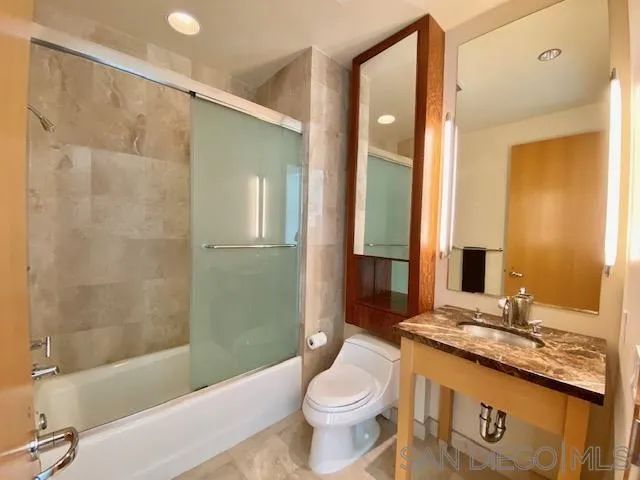 165 6Th 2301, San Diego, CA 92101