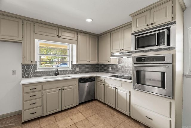 4 Pilot Point Place, Little Rock, AR 72205