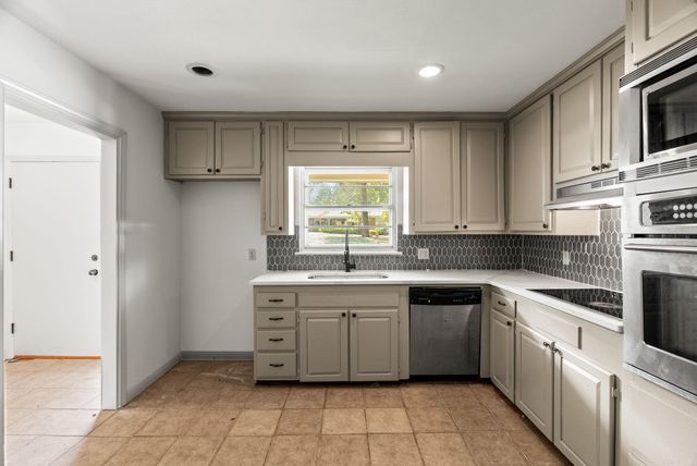 4 Pilot Point Place, Little Rock, AR 72205