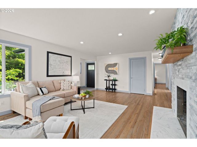 19001 SUNCREST Dr, West Linn, OR 97068