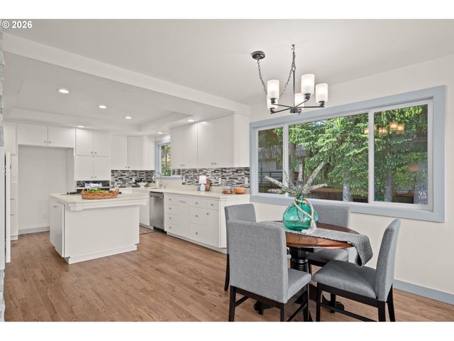 19001 SUNCREST Dr, West Linn, OR 97068