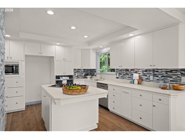 19001 SUNCREST Dr, West Linn, OR 97068