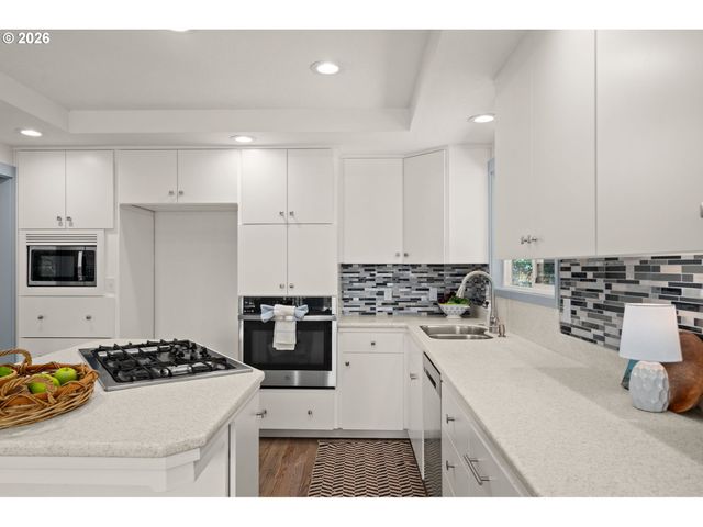 19001 SUNCREST Dr, West Linn, OR 97068