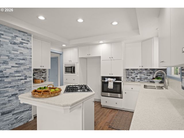 19001 SUNCREST Dr, West Linn, OR 97068