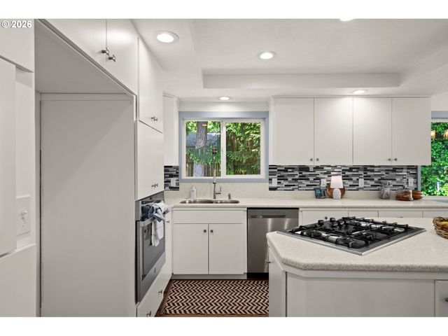 19001 SUNCREST Dr, West Linn, OR 97068