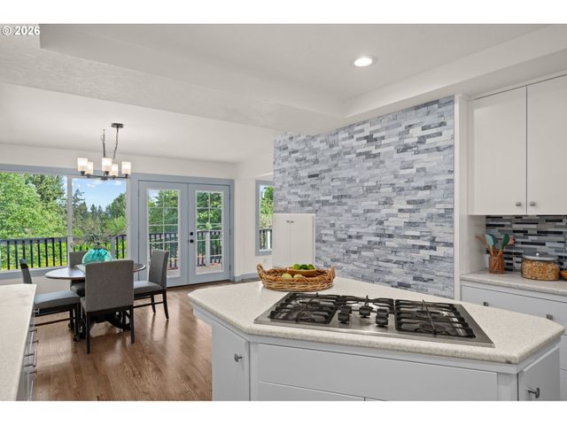 19001 SUNCREST Dr, West Linn, OR 97068