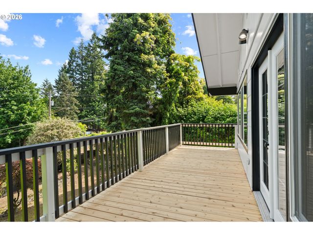 19001 SUNCREST Dr, West Linn, OR 97068
