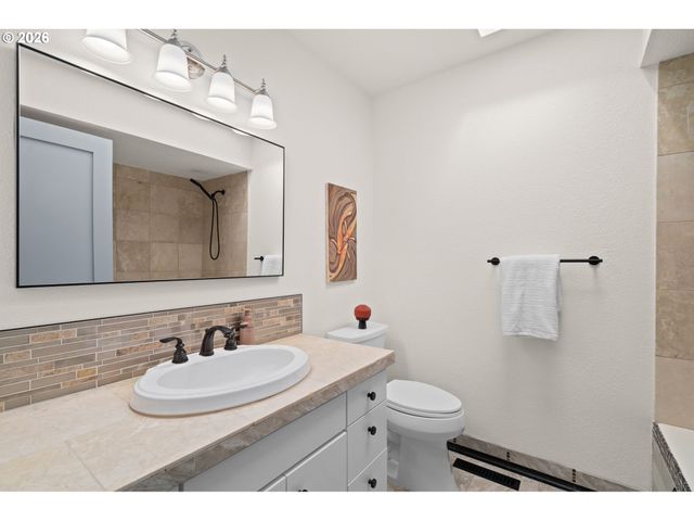 19001 SUNCREST Dr, West Linn, OR 97068