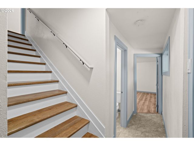 19001 SUNCREST Dr, West Linn, OR 97068