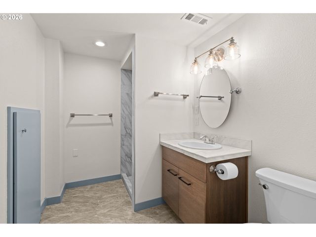 19001 SUNCREST Dr, West Linn, OR 97068