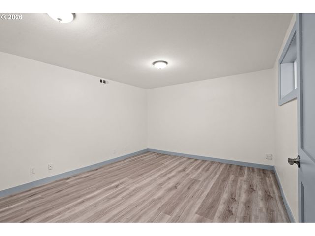 19001 SUNCREST Dr, West Linn, OR 97068