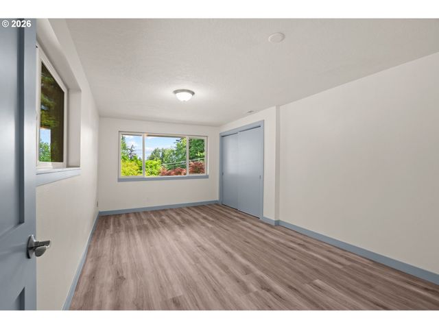 19001 SUNCREST Dr, West Linn, OR 97068