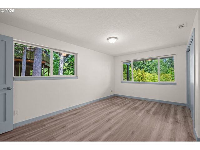 19001 SUNCREST Dr, West Linn, OR 97068
