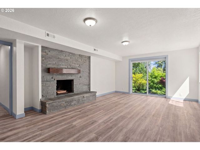 19001 SUNCREST Dr, West Linn, OR 97068