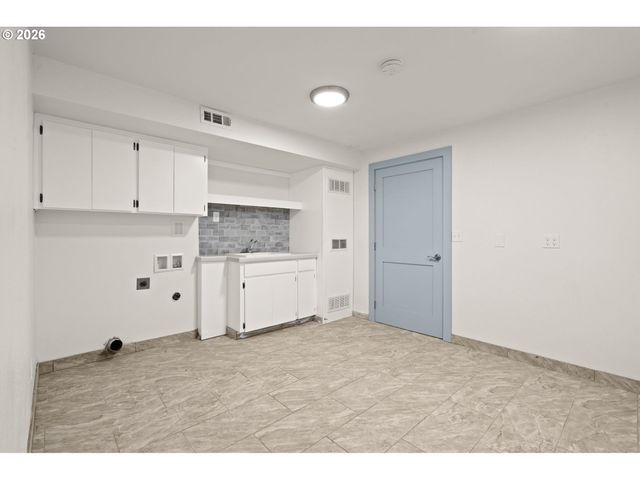 19001 SUNCREST Dr, West Linn, OR 97068