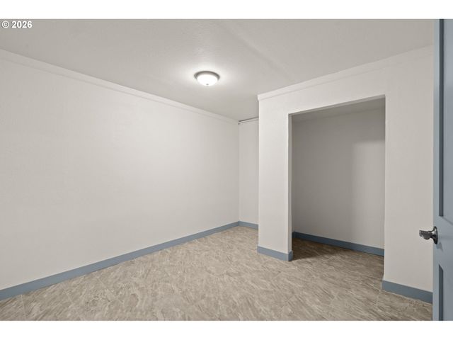 19001 SUNCREST Dr, West Linn, OR 97068