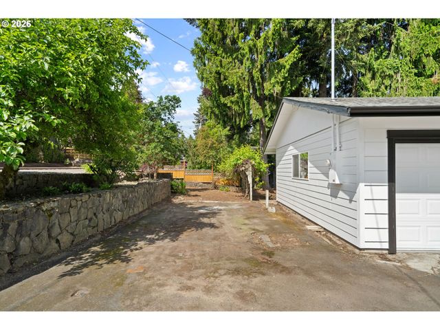 19001 SUNCREST Dr, West Linn, OR 97068