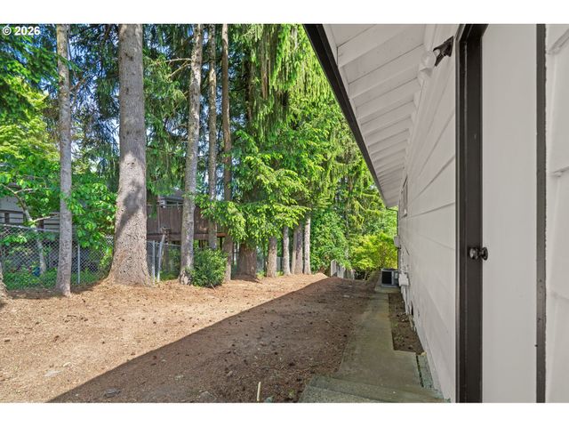 19001 SUNCREST Dr, West Linn, OR 97068