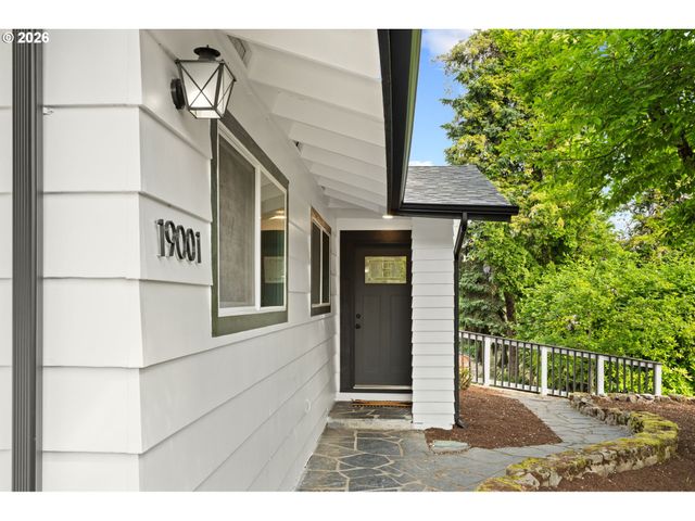 19001 SUNCREST Dr, West Linn, OR 97068