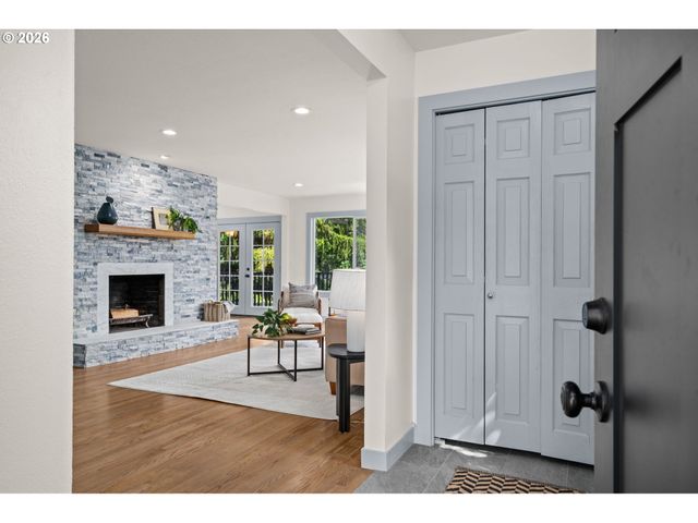 19001 SUNCREST Dr, West Linn, OR 97068