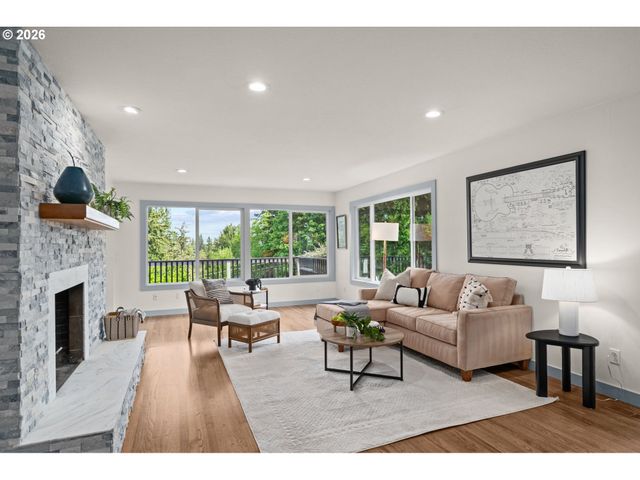 19001 SUNCREST Dr, West Linn, OR 97068