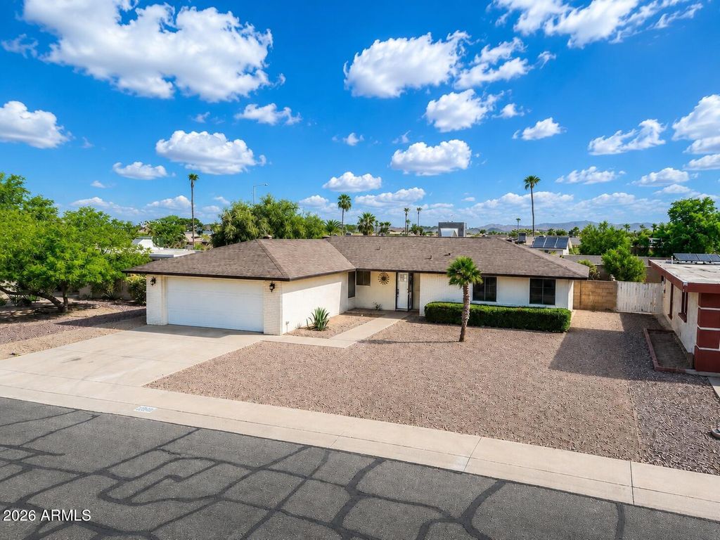 10610 W GARNETTE Drive, Sun City, AZ 85373 — photo 2