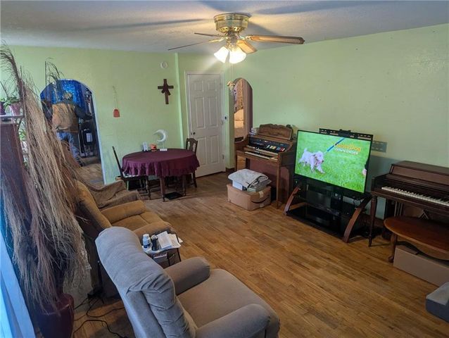 809 W 25th Street Terrace, Higginsville, MO 64037