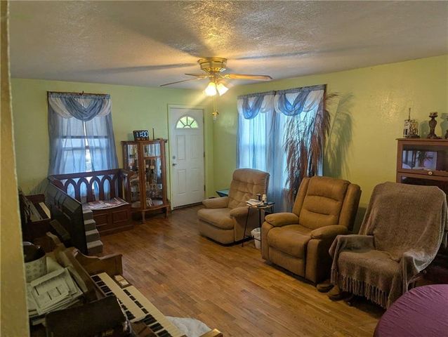 809 W 25th Street Terrace, Higginsville, MO 64037