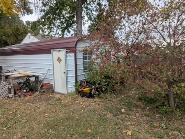 809 W 25th Street Terrace, Higginsville, MO 64037