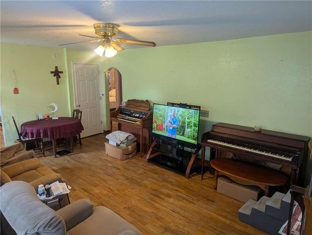 809 W 25th Street Terrace, Higginsville, MO 64037