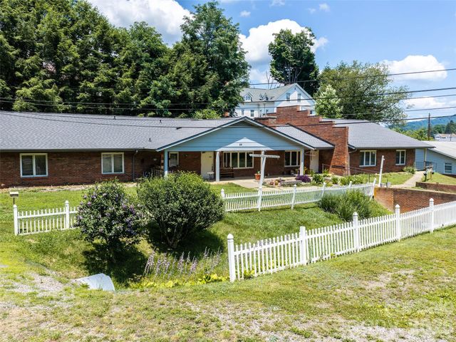 84 Chestnut Park Drive, Waynesville, NC 28786