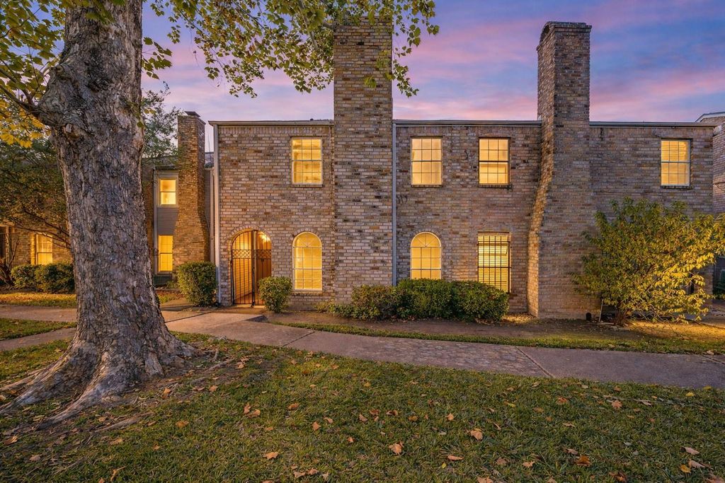 8726 Wilcrest Drive 8726, Houston, TX 77099