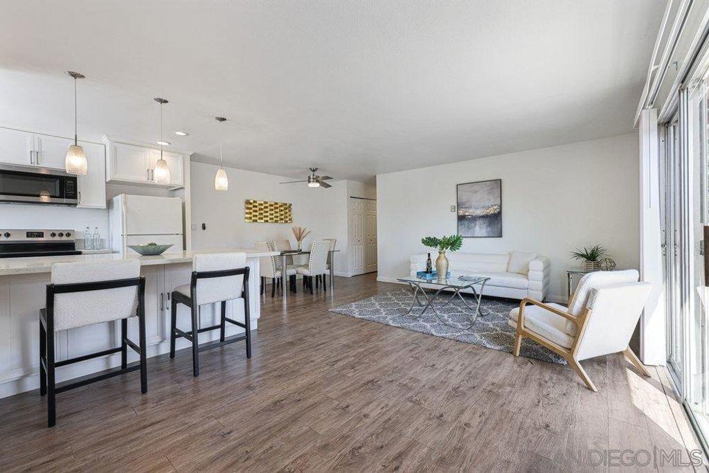 Image 8 of property listing at 9786 Caminito Bolsa, San Diego, CA 92129