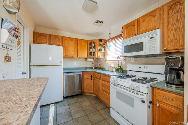 2860 Sunnybrook Drive W, Oceanside, NY 11572