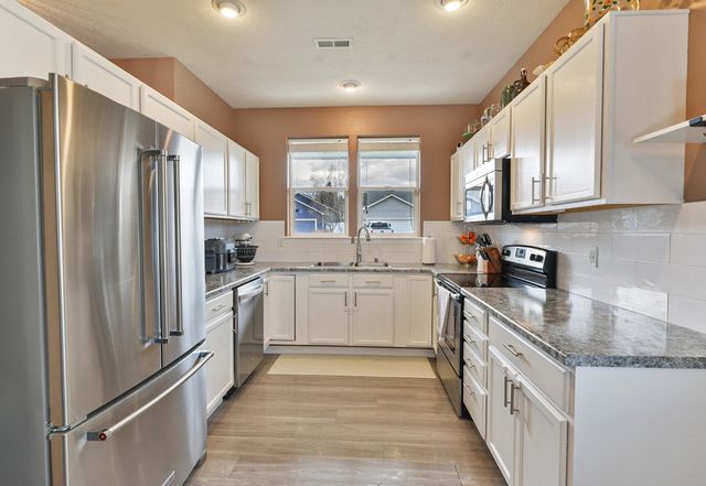 17615 E 3rd Ln, Greenacres, WA 99016