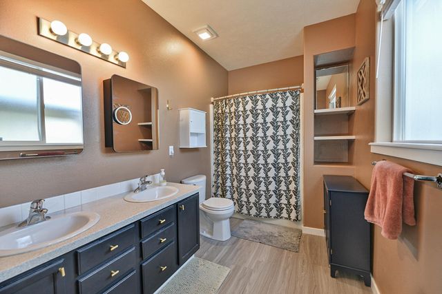 17615 E 3rd Ln, Greenacres, WA 99016