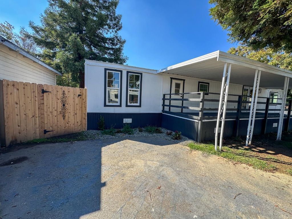 Image 10 of property listing at 9360 N Blackstone # 135, Fresno, CA 93720